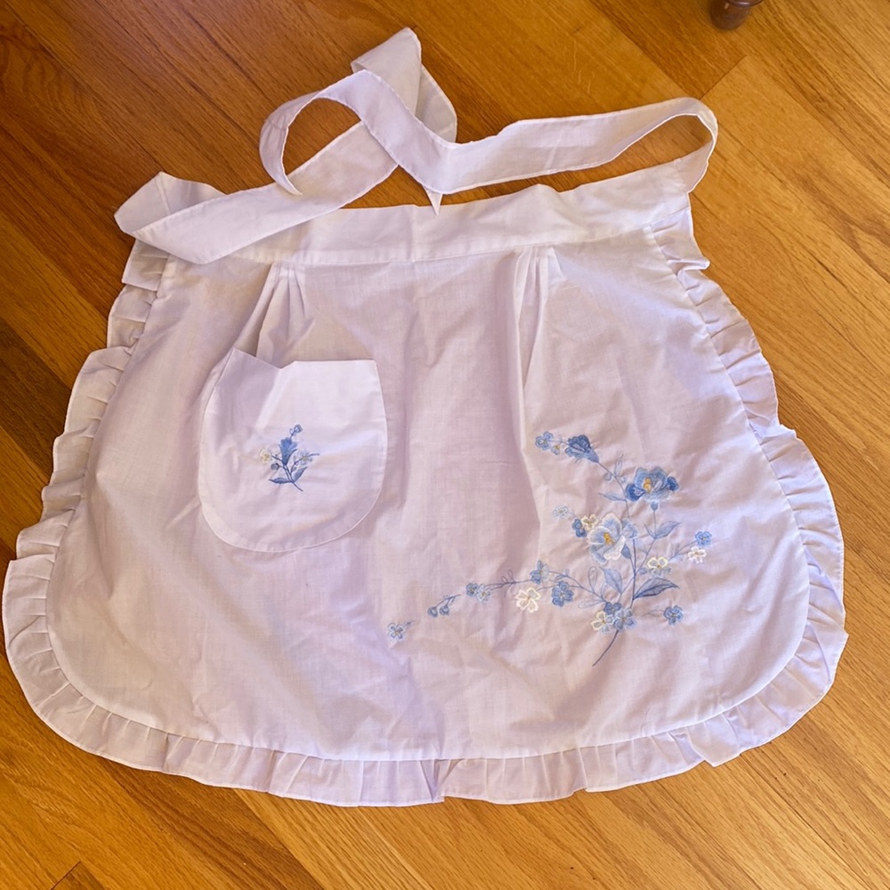 White ruffle apron with embroidered flowers blue